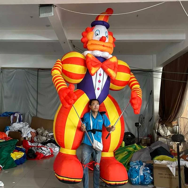 Pria Badut Tiup Membawa Boneka Parade